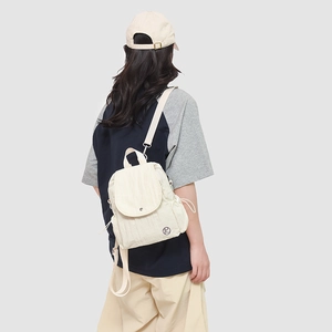 Détail du mini sac à dos en nylon imperméable blanc cassé avec cordon et bretelles réglables
