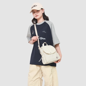 Détail du sac polyvalent en nylon crème montrant les bretelles réglables et le rabat à pression