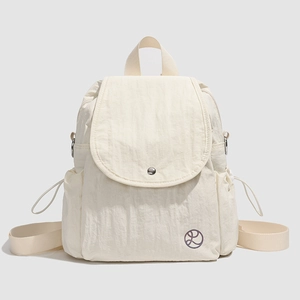 Sac à dos minimaliste en nylon blanc crème avec poches latérales et fermeture à pression