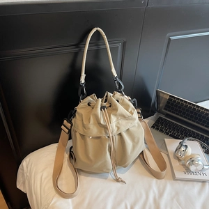 Dettaglio borsa a secchiello kaki con coulisse e tracolla larga rimovibile in nylon