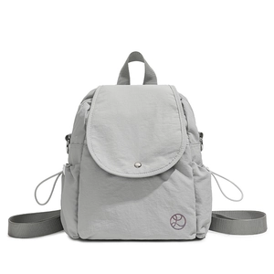 Vue détaillée du sac à dos en nylon gris clair imperméable avec rabat minimaliste et logo