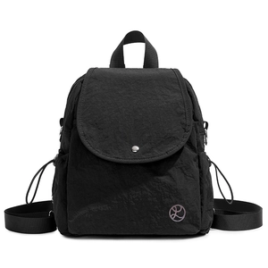 Vue détaillée d'un sac à dos noir en nylon étanche avec rabat et poche latérale à cordon