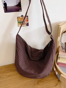 Braune Nylon-Hobo-Tasche im Karomuster mit verstellbarem Riemen und viel Stauraum