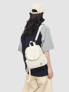 Sac à dos polyvalent en nylon beige imperméable avec bretelles réglables et poches latérales