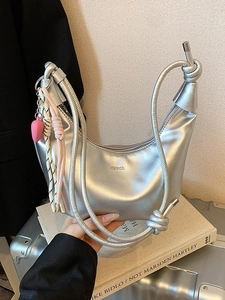 Bolso de hombro plateado en forma de media luna con correa de cuerda gruesa