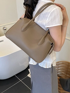 Borsa a spalla da donna in pelle marrone a grana litchi in un contesto lifestyle