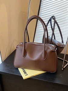 Borsa sottobraccio in pelle marrone scuro con trama litchi, doppi manici e cerniera d'argento