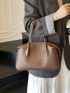 Borsa sottobraccio in pelle martellata marrone scuro con manico superiore per donna