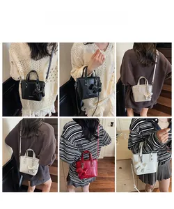 Détail de mini sacs cabas en trois couleurs portés à la main et en bandoulière