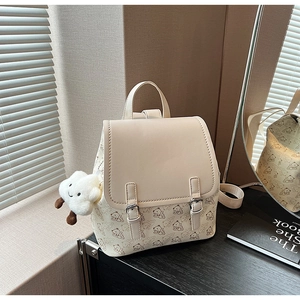Détail du mini sac à dos crème avec motifs d'ours bruns et charmant nuage en peluche