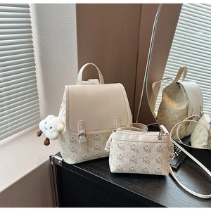 Détail de l'ensemble sac à dos beige imprimé ours avec petite sacoche assortie