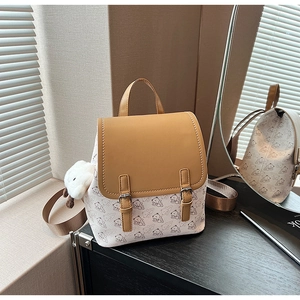 Vue détaillée d'un mini sac à dos avec design rétro color-block et imprimé ours