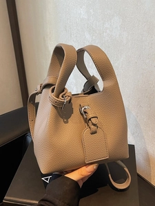 Sac seau minimaliste en cuir grainé gris éléphant avec poignée et bandoulière amovible