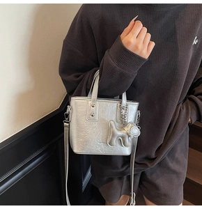 Mini sac à main argenté à texture froissée métallique avec pendentif chien au bras