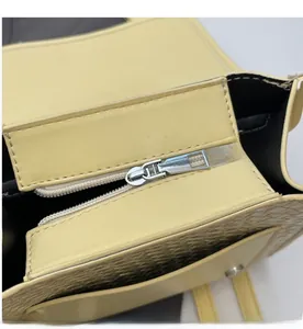 Détail d'une fermeture éclair en métal argenté et de coutures fines sur le sac à dos