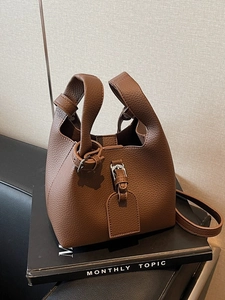 Sac seau marron en cuir grainé avec boucle rétro et bandoulière réglable