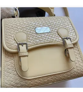 Détail du sac à dos jaune clair en cuir PU tressé avec sangles à boucles métalliques