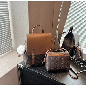 Détail de l'ensemble sac à dos et bandoulière à motif ours avec pendentif mouton peluche