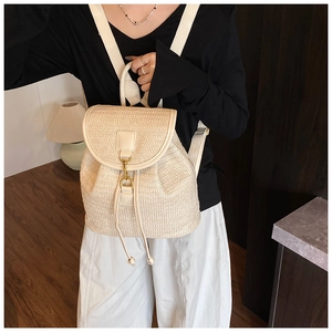 Dettaglio zaino intrecciato panna con patta in pelle e fibbia dorata vintage
