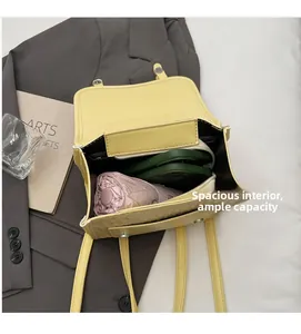 Vue de dessus de l'intérieur du sac à dos en cuir jaune montrant sa grande capacité