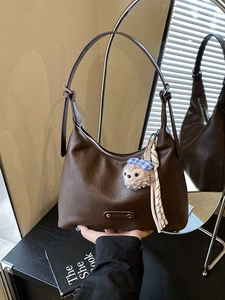 Vintage Women PU Leather Hobo Underarm Bag Minimalist Large Capacity Shoulder Bag With Plush Charm And Metal Label