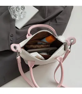Vue intérieure du sac cabas blanc avec anses roses montrant le rangement spacieux