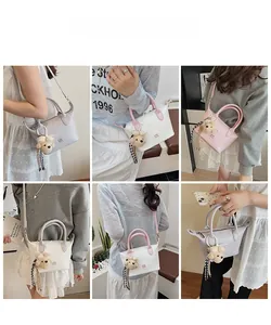Vues détaillées de mini sacs seaux en violet et rose avec breloques d'ours en peluche