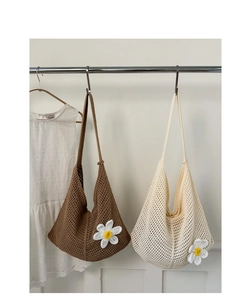Detail handgewebter Netztaschen mit Gänseblümchen-Applikation in Braun und Creme