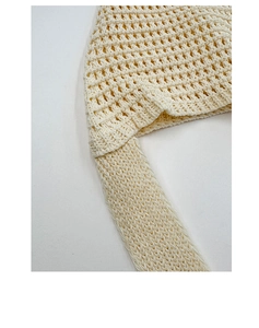 Nahaufnahme der beigen Häkelstruktur mit detailliertem hohlem Blumenstrickmuster