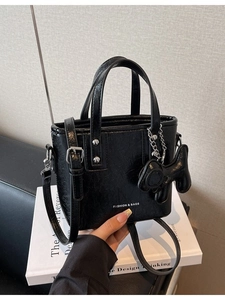 Sac Seau en Cuir PU Tendance pour Femmes Sac à Main et Bandoulière Polyvalent Avec Pendentif Chien Mignon Style Coréen Voyage