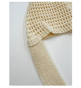 Detail der cremefarbenen Stricktasche mit der aufwendigen Lochmuster-Blumenstruktur