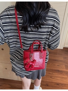 Sac seau rouge en cuir verni à la mode avec breloque chien et lettrage argenté
