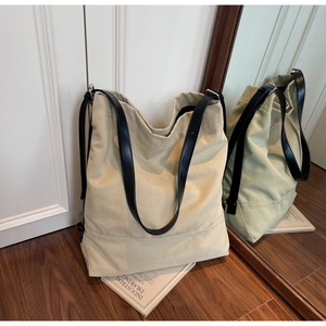 Detailansicht der großen Canvas-Tragetasche mit schwarzen Lederriemen im Lifestyle-Look