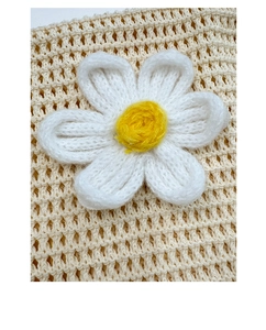 Detailaufnahme der gewebten Tragetasche mit gestricktem 3D-Gänseblümchen-Blumenmuster