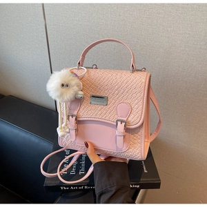 Sac à dos en similicuir rose avec rabat tressé et charmant pendentif en peluche
