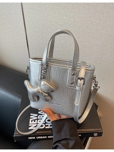 Sac seau argenté métallique avec bandoulière réglable et breloque petit chien