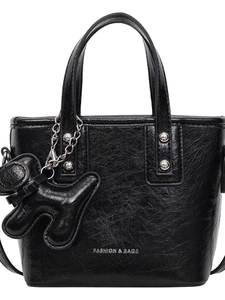 Sac seau noir chic en cuir glacé texturé avec rivets argentés et breloque chien