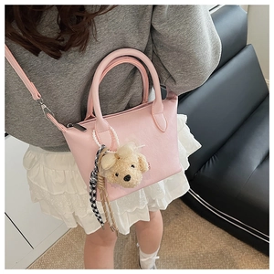 Sac seau rose avec charmant pendentif chien en peluche et ruban à carreaux stylé