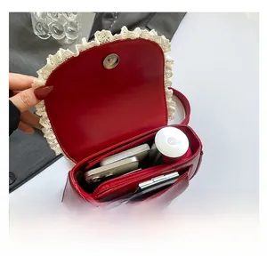 Vista interna della borsa rossa con fiocco che mostra lo spazio per il cellulare
