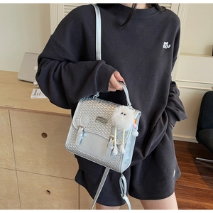Sac bandoulière tressé argenté avec charm en peluche et bandoulière réglable