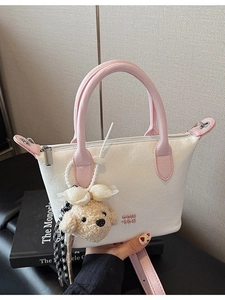 Sac Seau en Cuir PU Mode Femme Couleur Contrastée Sac à Bandoulière Avec Pendentif en Peluche Sac à Main Décontracté Quotidien