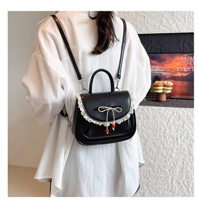 Dettaglio posteriore dello zaino nero stile Lolita con pizzo bianco e fiocco con ciliegie