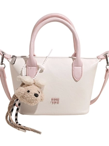 Sac seau chic ivoire et rose avec pendentif ours en peluche et bandoulière réglable