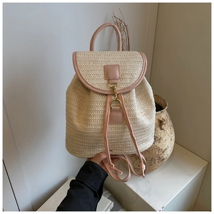 Dettaglio dello zaino in paglia intrecciata con finiture in PU rosa e gancio in metallo