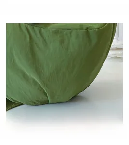 Macro del tessuto in tela verde che mostra la consistenza e i dettagli dei punti