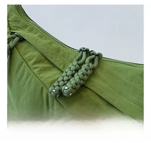 Dettaglio della borsa in nylon con doppia cerniera e tiranti con corda intrecciata