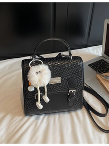 Sac à Dos Femme à la Mode en Cuir PU Tressé Design de Niche Sac à Bandoulière Décontracté Avec Pendentif Monstre Cartable Étudiant Rétro Voyage