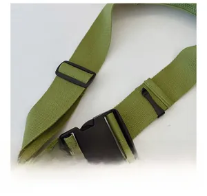 Dettaglio della tracolla regolabile in tela verde matcha con fibbia in plastica