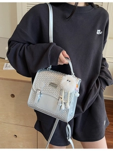 Sac bandoulière tissé argenté pour femme avec breloque peluche et sangle ajustable