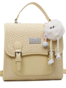 Sac bandoulière beige chic avec rabat en cuir tressé et breloque peluche sur fond blanc